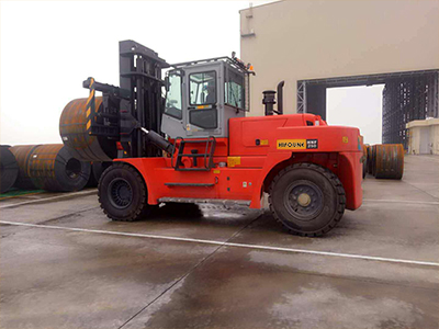 HIFOUNE series 25-ton internal combustion forklift truck used in Peruvian steel plant